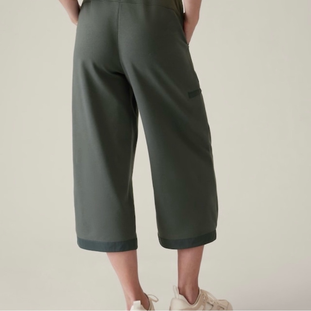 Athleta Triumph Hybrid Wide Leg Crop Bali Green NWT - Picture 2 of 5